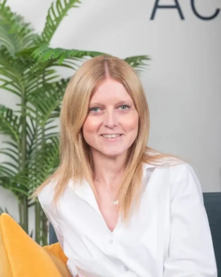 Kelly Hutchinson, Payroll specialist
