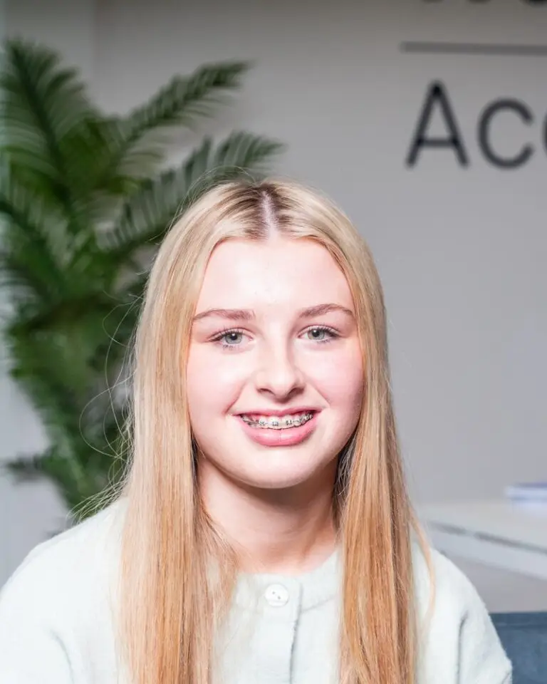 Lola Cowin, Accountant